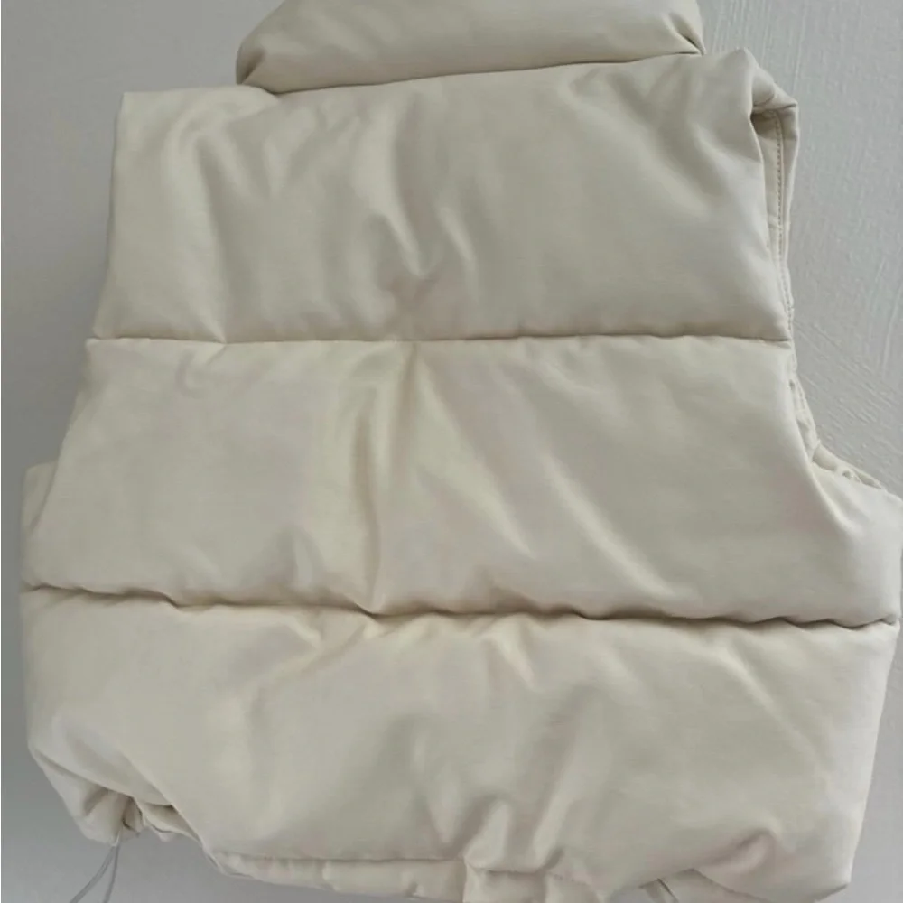 New XS Hollister Puffer Vest - Picture 4 of 5